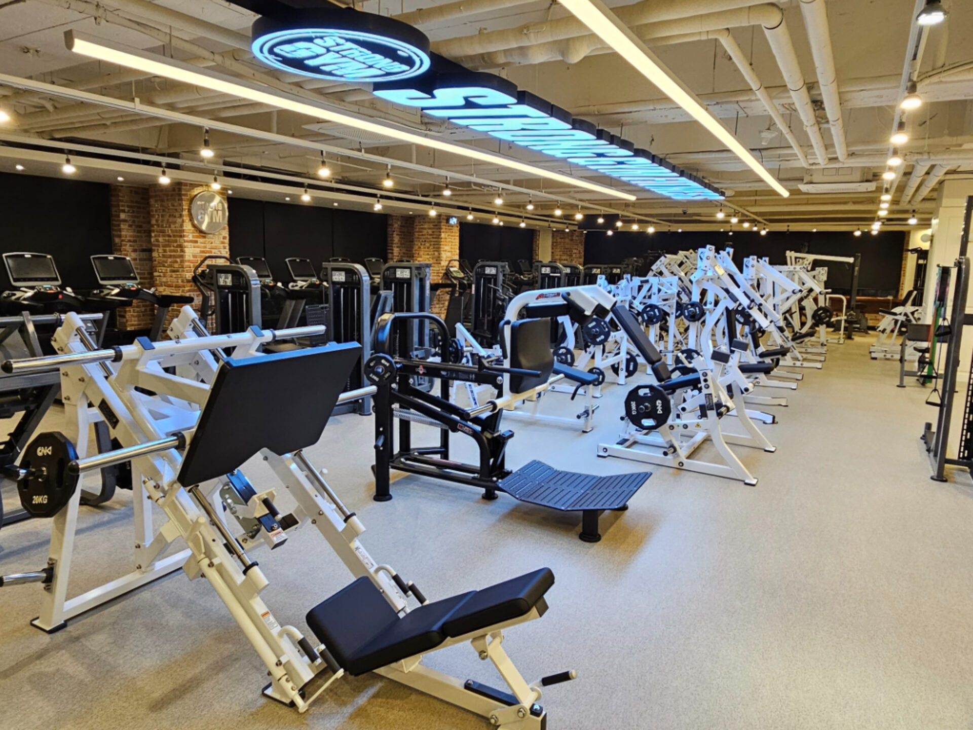 20240227153504_64ZnBzKC.jpg_carousel_스트롱짐_남양헬스장 화성시청헬스장 남양읍헬스장 남양pt 남양필라테스 화성시청pt 화성시청필라테스